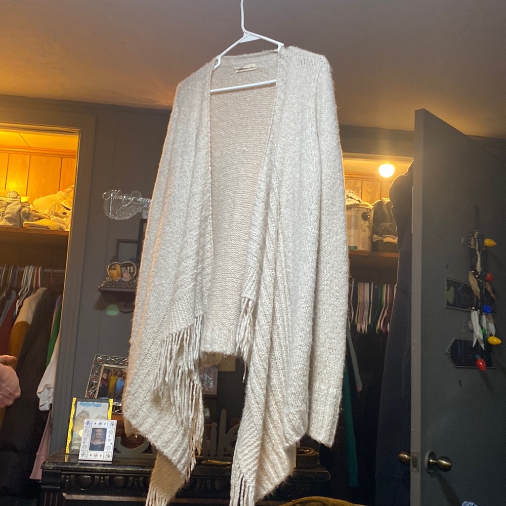 Cute beige hollister sweater